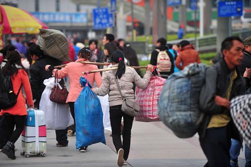 1月16日,旅客在南寧火車站準(zhǔn)備乘車。新華社記者 黃孝邦 攝