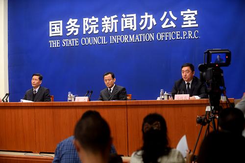 1月16日,國(guó)務(wù)院新聞辦公室在北京舉行新聞發(fā)布會(huì),邀請(qǐng)農(nóng)業(yè)部農(nóng)產(chǎn)品質(zhì)量安全監(jiān)管局局長(zhǎng)馬愛(ài)國(guó)(左)、國(guó)家衛(wèi)生和計(jì)劃生育委員會(huì)食品安全標(biāo)準(zhǔn)與監(jiān)測(cè)評(píng)估司司長(zhǎng)蘇志(中)、國(guó)家食品藥品監(jiān)督管理總局食品安全監(jiān)管一司司長(zhǎng)馬純良(右)介紹春節(jié)期間食品安全保障情況,并答記者問(wèn)。新華社記者 金良快 攝