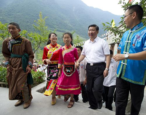這是習(xí)近平在北川縣擂鼓鎮(zhèn)吉娜羌寨,在村民王成兵一家人的簇?fù)硐?,來到他家看望并了解?zāi)后重建以及搬進(jìn)新居后發(fā)展旅游的情況。 新華社記者 李學(xué)仁攝