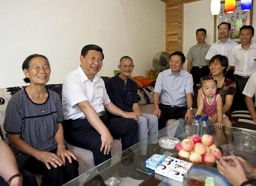 這是習(xí)近平在雙流縣三星鎮(zhèn)南新村村民毛元福家中了解他家搬進(jìn)新居后的生產(chǎn)生活情況。 新華社記者 李學(xué)仁攝