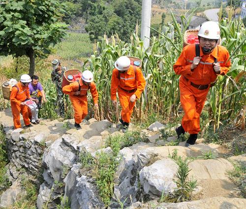 8月25日,貴州省黔西南州消防官兵翻山越嶺,為興義市敬南鎮(zhèn)巴布村76歲的李永香老奶奶送水,解決她家兩位老人和兩個(gè)小孫子10天的飲水困難。 近日,貴州省黔西南布依族苗族自治州旱情持續(xù)發(fā)展。為確保群眾的生活飲水,當(dāng)?shù)叵拦俦钊胫睾祬^(qū)送水,通過(guò)發(fā)放“愛(ài)心送水卡”、建立愛(ài)心送水熱線等措施,幫助空巢老人、傷殘病人、留守兒童等人群解決生活飲水問(wèn)題。 新華社發(fā)(劉永松 攝)