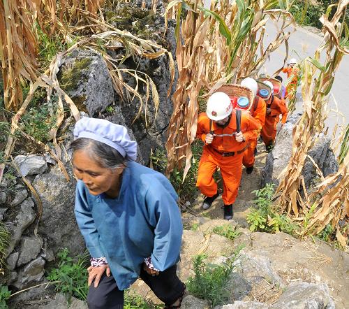 8月25日,貴州省黔西南州消防官兵翻山越嶺,為興義市敬南鎮(zhèn)巴布村76歲的李永香老奶奶送水,解決她家兩位老人和兩個(gè)小孫子10天的飲水困難。 新華社發(fā)(劉永松 攝)