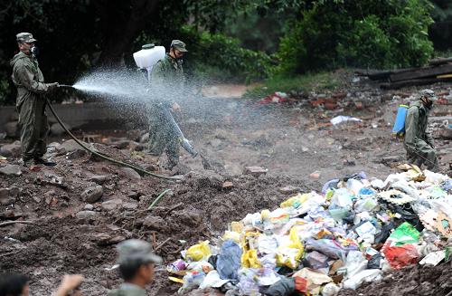9月12日,駐滇某集團(tuán)軍防化團(tuán)的專業(yè)防疫人員在彝良縣附近的垃圾點(diǎn)噴灑消毒劑。連日來,云南彝良地震災(zāi)區(qū)按照科學(xué)、規(guī)范、有效的要求開展災(zāi)區(qū)傳染病監(jiān)測防控、飲水與食品衛(wèi)生監(jiān)督監(jiān)測、環(huán)境衛(wèi)生清理和消毒、殺蟲、滅鼠等項(xiàng)工作,嚴(yán)防重大傳染病疫情和其它突發(fā)公共衛(wèi)生事件發(fā)生。其中,駐滇某集團(tuán)軍防化團(tuán)抗震救災(zāi)保障隊(duì)總共出動(dòng)122人,攜帶30臺(tái)單兵洗消器,兵分兩路全力參與抗震救災(zāi)工作,目前該隊(duì)為地震災(zāi)區(qū)消毒2000多平方米。新華社記者 秦晴 攝