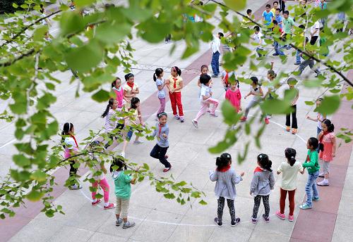 9月12日,南京師范大學(xué)附屬小學(xué)的學(xué)生在“快樂(lè)周三”活動(dòng)中做“打野鴨”傳統(tǒng)游戲。新華社記者 孫參 攝