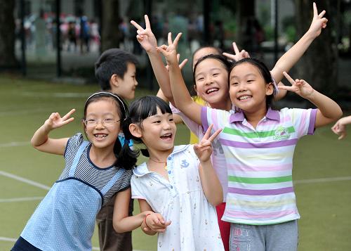 9月12日,在南京師范大學(xué)附屬小學(xué)的“快樂(lè)周三”活動(dòng)中,幾名打籃球的學(xué)生在為投籃得分歡呼。新華社記者 孫參 攝