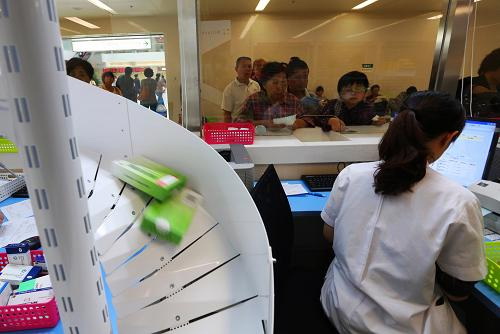 9月25日,在北京協(xié)和醫(yī)院新門急診樓,藥品從自動分藥機滑下。新華社發(fā)