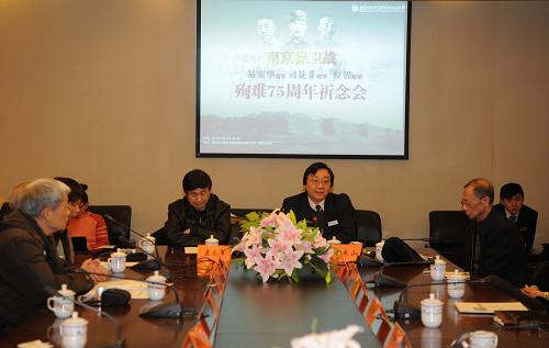 12月12日,“南京保衛(wèi)戰(zhàn)司徒非、易安華、程智將軍殉難75周年祈愿會”在侵華日軍南京大屠殺遇難同胞紀(jì)念館舉行。司徒非將軍的兒子司徒倫、易安華將軍的兒子易豪雄、程智將軍的兒子程增孝專程來寧參加了祈愿會。今年是南京大屠殺發(fā)生75周年,也是南京保衛(wèi)戰(zhàn)75周年。1937年12月的南京保衛(wèi)戰(zhàn)中,至少有11位將軍先后壯烈犧牲、以身殉國,其中司徒非、易安華、程智三位將軍是1937年12月12日分別在太平門突圍戰(zhàn)、光華門戰(zhàn)斗和賽虹橋戰(zhàn)斗中壯烈犧牲的。新華社記者 沈鵬 攝