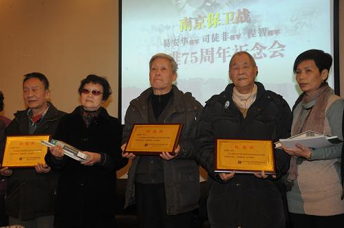 12月12日,侵華日軍南京大屠殺遇難同胞紀(jì)念館向三位將軍的后人頒發(fā)“紀(jì)念狀”,表達(dá)紀(jì)念館對殉難將軍的緬懷。新華社記者 沈鵬 攝