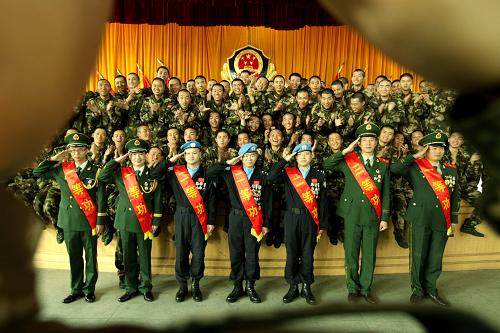 1月24日,新兵代表(前)與功勛老兵們互敬軍禮。當(dāng)日,“鵬城青年衛(wèi)士”、“衛(wèi)民先鋒”陳立文,“見(jiàn)義勇為好青年”周薇,第一屆“十大邊防衛(wèi)士”稱號(hào)獲得者章飛云,“維和英雄”何義超等七名廣東邊防部隊(duì)功臣走進(jìn)廣東邊防七支隊(duì)新兵訓(xùn)練團(tuán),與新兵面對(duì)面交流,用胸前的軍功章和身上累累的傷疤為800多名新兵上了生動(dòng)、難忘的一堂勵(lì)志課。新華社發(fā)(廖鍵 攝)