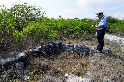 3月11日,中國海監(jiān)執(zhí)法人員在對西沙甘泉島一處廢墟進行地理位置信息記錄。新華社記者 魏驊 攝