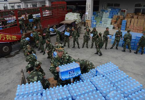 4月22日,武警部隊(duì)警官學(xué)院165名學(xué)員緊急增援蘆山縣清仁鄉(xiāng)救災(zāi)物資站,為受災(zāi)群眾分運(yùn)生活物品。新華社發(fā)(劉海山 攝)