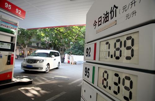 這是9月1日在上海陜西南路拍攝的一家供應“滬五”標準汽油的加油站。當日,上海第五階段車用汽油地方標準正式開始置換。“滬五”汽油標號有所降低:90號降為89號,93號降為92號,97號降為95號。上海是繼北京后國內(nèi)第二個使用第五階段汽油的城市。據(jù)測算,車輛使用“滬五”標準油品可減排15%,尤其是氮氧化物、一氧化碳、碳氫化合物減排效果明顯,PM2.5也會同步削減。新華社發(fā)(莊毅 攝)