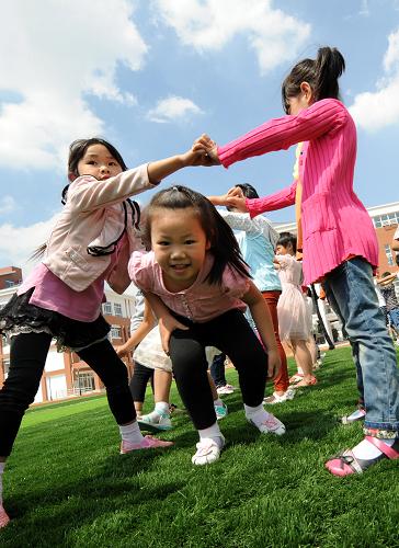 9月2日,南京市永泰路小學(xué)一(2)班的新生在體育課上玩“鉆山洞”游戲。新華社記者 孫參 攝