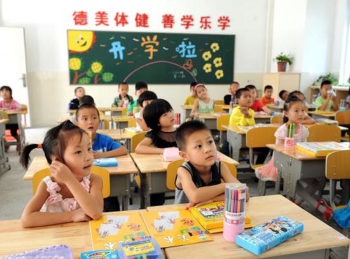 9月2日,南京市永泰路小學(xué)一(6)班的新生在上美術(shù)課。新華社記者 孫參 攝