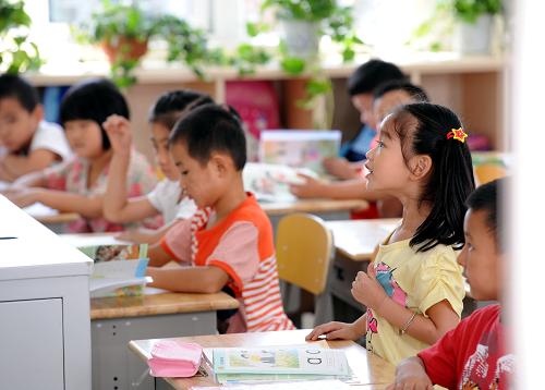 9月2日,南京市永泰路小學(xué)一(4)班的新生在語文課上跟老師學(xué)拼音。新華社記者 孫參 攝