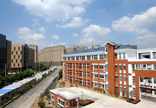 9月2日,位于南京市上坊保障房片區(qū)的永泰路小學(xué)一角(右側(cè))。新華社記者 孫參 攝