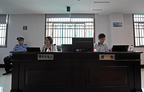 9月11日,兩名原告長沙律師劉明(前右)與劉丹陽在長沙市天心區(qū)人民法院庭審現(xiàn)場。當(dāng)日,長沙律師劉明與劉丹陽訴中國移動(dòng)套餐月流量清零案在湖南省長沙市天心區(qū)人民法院開庭審理。8月初,劉明在長沙天心區(qū)法院對中國移動(dòng)長沙公司提起訴訟,而另一名律師劉丹陽,也在劉明起訴的同一日,向天心區(qū)法院提交了內(nèi)容基本相同的起訴狀。法院經(jīng)審查,決定將兩案合并審理。原告認(rèn)為,運(yùn)營商沒有在協(xié)議書中明確告知消費(fèi)者流量套餐剩余流量在月底會清零一事,損害了消費(fèi)者的知情權(quán),而這條規(guī)定本身從市場公平原則來說也不合理。庭審經(jīng)過舉證、質(zhì)證、法庭辯論等環(huán)節(jié)持續(xù)約4個(gè)小時(shí),最終法庭未當(dāng)庭宣判。新華社記者 程婷婷 攝