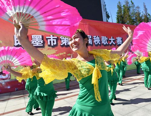 9月25日,山東省即墨市七級鎮(zhèn)農(nóng)民在墨河公園廣場扭秧歌。當(dāng)日,山東省即墨市第二屆秧歌大賽在該市墨河公園廣場舉行。來自該市各鎮(zhèn)村的30余支民間秧歌隊伍在《祖國好》《文明歌》等音樂伴奏下,扭起歡快的秧歌,喜迎國慶佳節(jié)。新華社發(fā)(寧友鵬 攝)