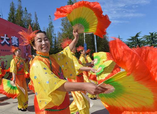 9月25日,山東省即墨市鰲山衛(wèi)街道農(nóng)民在墨河公園廣場扭秧歌。新華社發(fā)(寧友鵬 攝)
