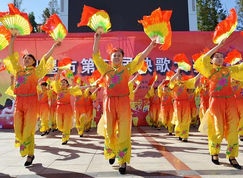 9月25日,山東省即墨市鰲山衛(wèi)街道農(nóng)民在墨河公園廣場扭秧歌。新華社發(fā)(寧友鵬 攝)