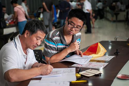 10月8日,市民在??谑姓?wù)中心辦理業(yè)務(wù)。新華社記者 施鰻珂 攝