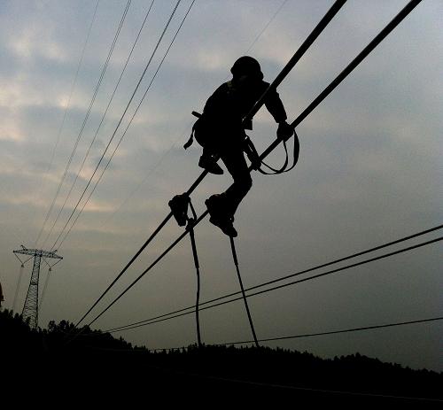 10月20日,由江西省送變電公司承建的溪洛渡左岸——浙江金華±800千伏特高壓工程贛1標段正式竣工,施工人員在現(xiàn)場進行最后施工。溪洛渡左岸——浙江金華±800千伏特高壓工程是國家電網(wǎng)公司投資建設(shè)的特高壓直流工程,工程起于四川宜賓,止于浙江金華,途經(jīng)四川、貴州、江西、湖南、浙江,線路全長1600多公里。這一工程作為國家“十二五”重點工程,是一條連接我國西南水電基地和東部負荷中心的能源大通道,建成投運后,將對促進西南水電資源開發(fā),推動我國電力能源發(fā)展方式轉(zhuǎn)變具有重要意義。這一工程也是首條過境江西的特高壓工程,江西段預(yù)計今年年底將全部竣工。新華社記者 陳春園 攝