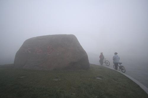 10月22日清晨,人們行走在霧霾籠罩的哈爾濱太陽(yáng)島。當(dāng)日,我國(guó)東北地區(qū)繼續(xù)被霧霾天氣籠罩,哈爾濱部分地區(qū)能見(jiàn)度一度不足三米,高速封閉,航班取消,學(xué)校停課。新華社發(fā)(姚庭山 攝)
