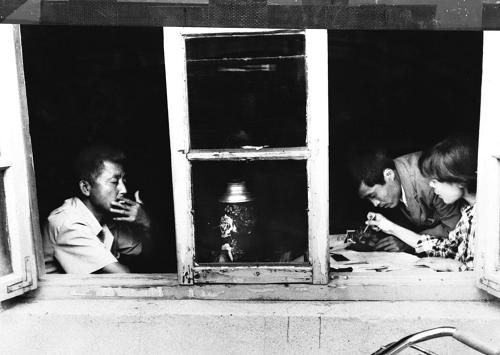 1986年8月3日,沈陽(yáng)防爆器械廠宣告破產(chǎn),這是新中國(guó)成立后第一家正式宣告破產(chǎn)的國(guó)有企業(yè)。這是企業(yè)宣告破產(chǎn)后,原廠長(zhǎng)石永階(左)到廠里領(lǐng)救濟(jì)金證。當(dāng)時(shí),由于他的情況尚在調(diào)查中,市保險(xiǎn)公司暫不發(fā)給救濟(jì)金證,他只好抽著悶煙,看著工人們領(lǐng)取救濟(jì)金證(資料照片)。新華社發(fā)