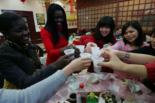 2月13日,來(lái)自海地的學(xué)生莎洛敏(左一)、伊娜(左二)和同學(xué)舉杯共迎春節(jié)。當(dāng)日,在北京語(yǔ)言大學(xué),來(lái)自俄羅斯、日本、海地等30多個(gè)國(guó)家的70多名外國(guó)留學(xué)生共聚一堂,大家一起包餃子、貼春聯(lián)、吃團(tuán)圓飯,歡度中國(guó)傳統(tǒng)春節(jié)。新華社發(fā)