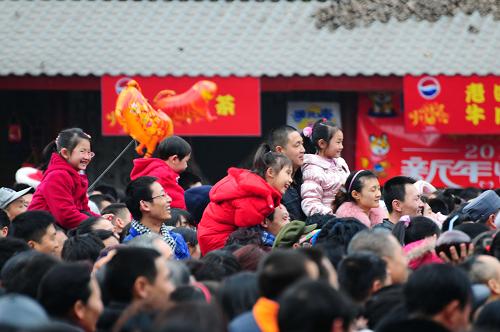 2月14日,在成都武侯祠舉行的成都大廟會(huì)上游人如織。 當(dāng)日是大年初一,在成都武侯祠舉行的成都大廟會(huì),吸引眾多游人前來游覽,游人在觀賞傳統(tǒng)花燈、體驗(yàn)民俗活動(dòng)、品嘗特色小吃中歡度新春佳節(jié)。新華社發(fā)(樊甲山 攝)