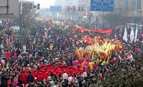 2月14日,鄭州舉行“龍騰虎躍鬧新春”2010年春節(jié)民間文藝大巡游,豐富多彩的活動(dòng)吸引了許多市民和游客前來參觀。新華社發(fā)(劉書亭 攝)