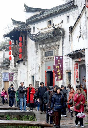 2月15日,游人行走在婺源縣李坑景區(qū)古村落的石板路上。 當(dāng)日是大年初二,雖然江西省婺源縣有小雨,但游客熱情不減,當(dāng)?shù)孛利惖奶飯@風(fēng)光、徽派建筑古村落和淳樸的民風(fēng)等吸引著國(guó)內(nèi)外游客紛至沓來。新華社發(fā)(王國(guó)紅 攝)