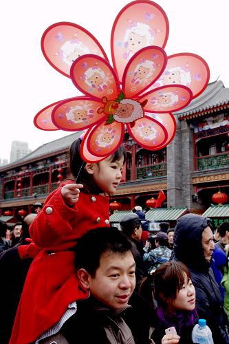 2月14日,游客在天津古文化街逛廟會。 大年初一,天津古文化街金虎迎春民俗廟會迎來眾多游客。戲曲、舞獅表演和手工藝現(xiàn)場制作表演等活動,讓游客大飽眼福。新華社發(fā)(王青巖 攝)