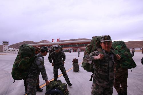 4月21日,藏語翻譯小分隊官兵到達玉樹機場。當天,蘭州軍區(qū)某集團軍精心挑選出的6名官兵乘空軍運輸機抵達玉樹,執(zhí)行藏語翻譯任務。新華社發(fā)(譚超 攝)