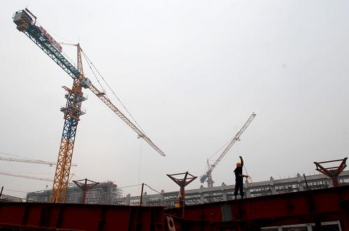 10月2日,在京滬高鐵濟(jì)南西客站建設(shè)現(xiàn)場(chǎng),來(lái)自中國(guó)鐵建十二局集團(tuán)的建設(shè)者在忙碌。新華社記者 郭緒雷 攝