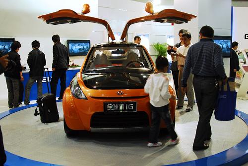 10月2日,在2010杭州新能源汽車展銷會(huì)上,一款新型電動(dòng)汽車吸引了眾多市民的眼球。當(dāng)日,2010杭州新能源汽車展銷會(huì)在浙江世貿(mào)國(guó)際展覽中心開幕,共展出來(lái)自國(guó)內(nèi)各地知名汽車生產(chǎn)企業(yè)研發(fā)生產(chǎn)的42種車型、80余輛油電混合動(dòng)力、純電動(dòng)、太陽(yáng)能等新能源汽車。據(jù)悉,杭州市已被列為我國(guó)節(jié)能與新能源汽車示范推廣試點(diǎn)和私人購(gòu)買新能源汽車補(bǔ)貼試點(diǎn)的城市。新華社發(fā)(黃正勝 攝)