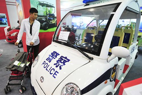 10月2日,在2010杭州新能源汽車展銷會(huì)上,觀眾在參觀一輛純電動(dòng)警用車。新華社發(fā)(李忠 攝)