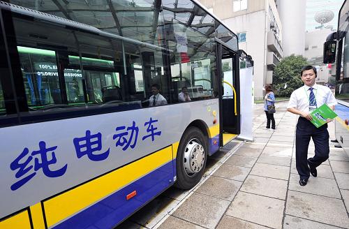 10月2日,在2010杭州新能源汽車展銷會(huì)上,純電動(dòng)公交車參展。新華社發(fā)(李忠 攝)