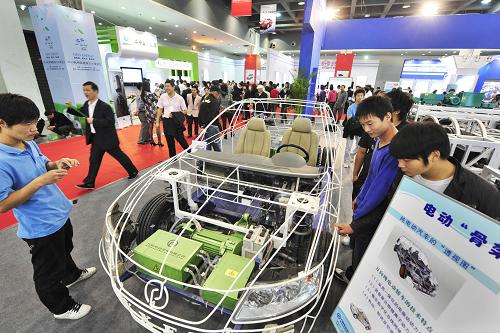 10月2日,在2010杭州新能源汽車展銷會(huì)上,市民在參觀一輛“骨架車”的電動(dòng)力系統(tǒng)。新華社發(fā)(李忠 攝)