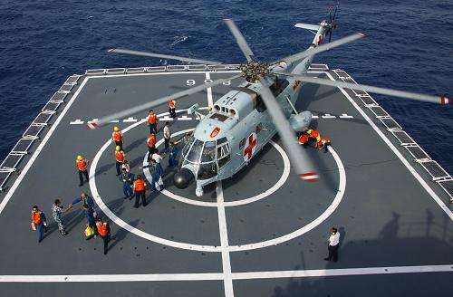 10月2日,在亞丁灣海域,新型艦載救護直升機將“昆侖山”艦上的休整人員換乘到“和平方舟”號醫(yī)院船上。新華社記者查春明攝