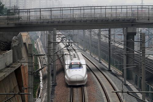 10月1日,一列昌九高鐵動(dòng)車組在鐵路上行駛。自9月20日開通后,江西省首條城際高鐵——南昌至九江的昌九城際高鐵,迎來(lái)首個(gè)黃金周客運(yùn)高峰大考。據(jù)鐵路部門統(tǒng)計(jì),昌九高鐵開通11天來(lái)共發(fā)送旅客11.5萬(wàn)人,上座率74%;10月1日當(dāng)天,昌九高鐵上座率達(dá)到100%。乘高鐵往返南昌與九江讓旅客又多了一個(gè)出行選擇。 新華社發(fā)(何光 攝)