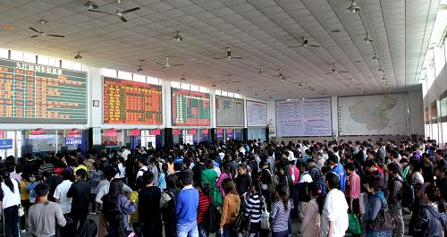 10月1日,人們?cè)诮骶沤疖囌臼燮睆d排起長(zhǎng)隊(duì)。 新華社發(fā)(何光 攝)