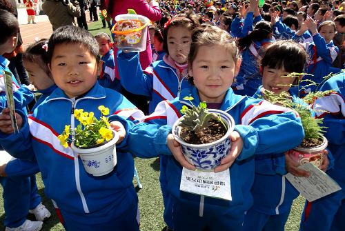 4月18日,北京豐臺(tái)區(qū)第五小學(xué)的“小小綠色志愿者”在啟動(dòng)儀式上展示自己種植的花卉。 當(dāng)日,第九屆中國(guó)國(guó)際園林博覽會(huì)30天倒計(jì)時(shí)活動(dòng)在北京豐臺(tái)區(qū)第五小學(xué)啟動(dòng),啟動(dòng)儀式上舉辦了“園博種子進(jìn)校園”“綠色出行進(jìn)家庭”“學(xué)唱園博主題歌”以及“小小綠色志愿者”等一系列活動(dòng)。第九屆中國(guó)國(guó)際園林博覽會(huì)將于5月18日在北京豐臺(tái)區(qū)正式開幕。新華社記者 李欣 攝