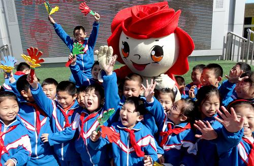 4月18日,北京豐臺(tái)區(qū)第五小學(xué)的孩子和園博會(huì)形象志愿者在啟動(dòng)儀式上。新華社記者 李欣 攝