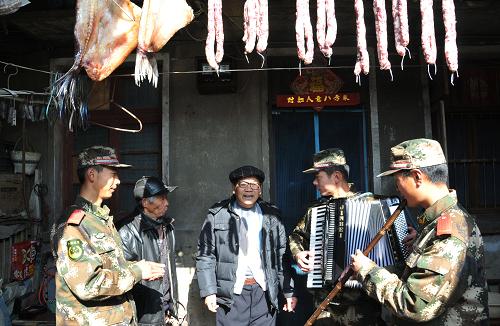 2014年1月1日,武警戰(zhàn)士們與安徽省巢湖市居巢區(qū)九棵村的空巢老人聯(lián)歡迎新年。當(dāng)日,武警安徽總隊(duì)第二支隊(duì)官兵深入駐地空巢老人家中,開展“新年祝福送老人”活動(dòng),為空巢老人送去新年的祝福和節(jié)日的溫暖。新華社發(fā)(徐偉 攝)