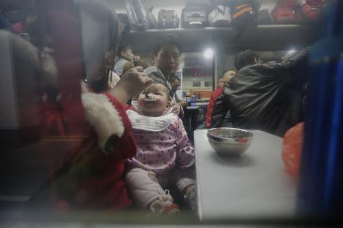 1月16日零時許,在廣州火車站,乘坐K9286次列車的乘客在等待發(fā)車。新華社記者 邢廣利 攝