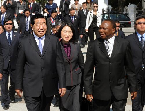 3月29日,全國(guó)政協(xié)主席賈慶林在開(kāi)普敦與南非全國(guó)省級(jí)事務(wù)委員會(huì)主席馬赫蘭古舉行會(huì)談。新華社記者 李濤 攝