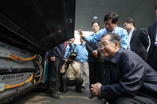 5月13日至14日,中共中央政治局常委、國務(wù)院總理溫家寶在天津調(diào)研。這是5月14日,溫家寶來到天津力神電池股份有限公司,詳細(xì)了解鋰離子蓄電池的研制、生產(chǎn)情況。新華社記者 劉衛(wèi)兵 攝