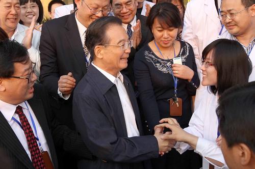 5月13日至14日,中共中央政治局常委、國務(wù)院總理溫家寶在天津調(diào)研。這是5月13日,溫家寶在天津市國際生物醫(yī)藥聯(lián)合研究院考察時與員工親切交談。新華社記者 劉衛(wèi)兵 攝