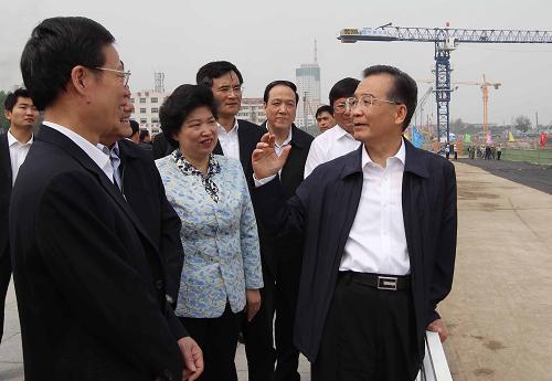 這是5月14日,溫家寶來到正在建設(shè)中的天津西站綜合交通樞紐工程工地,了解工程建設(shè)情況。新華社記者 劉衛(wèi)兵 攝
